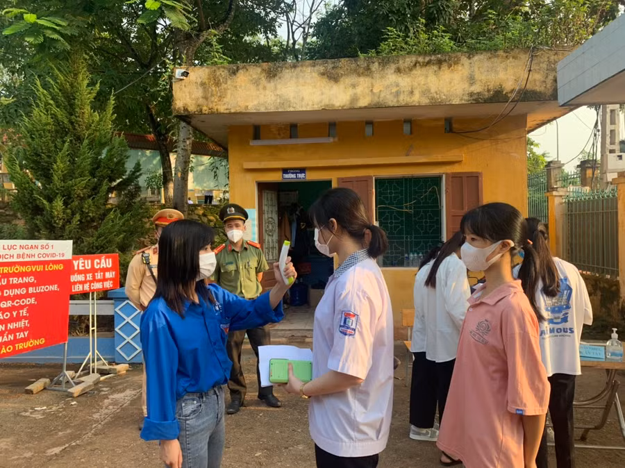 Thí sinh Bắc Giang thực hiện các biện pháp phòng chống dịch.