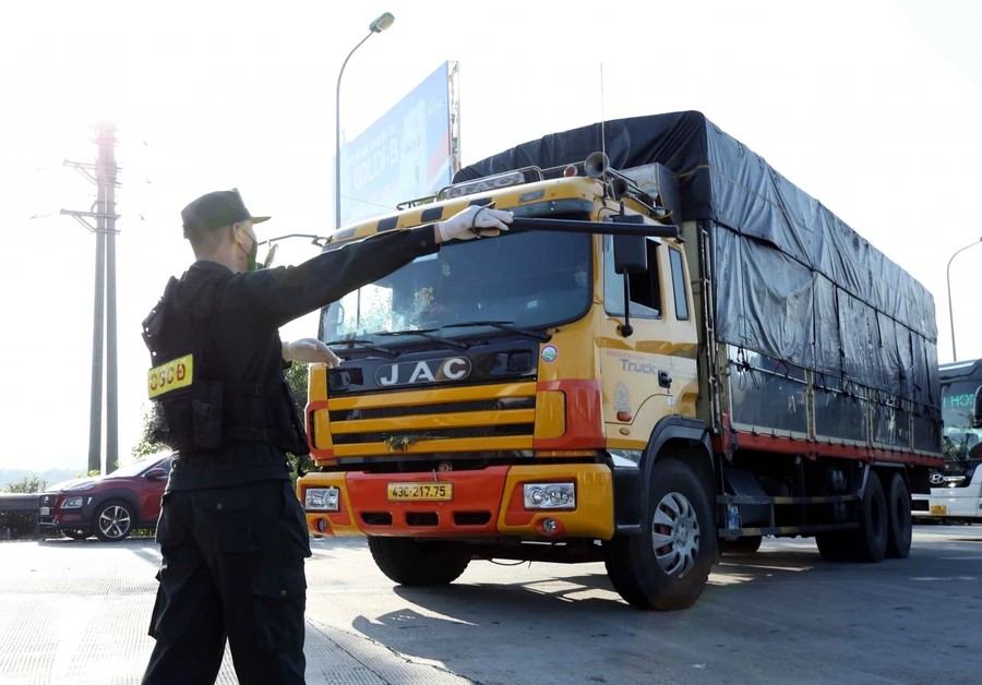 Lực lượng tổ công tác làm nhiệm vụ tại chốt.