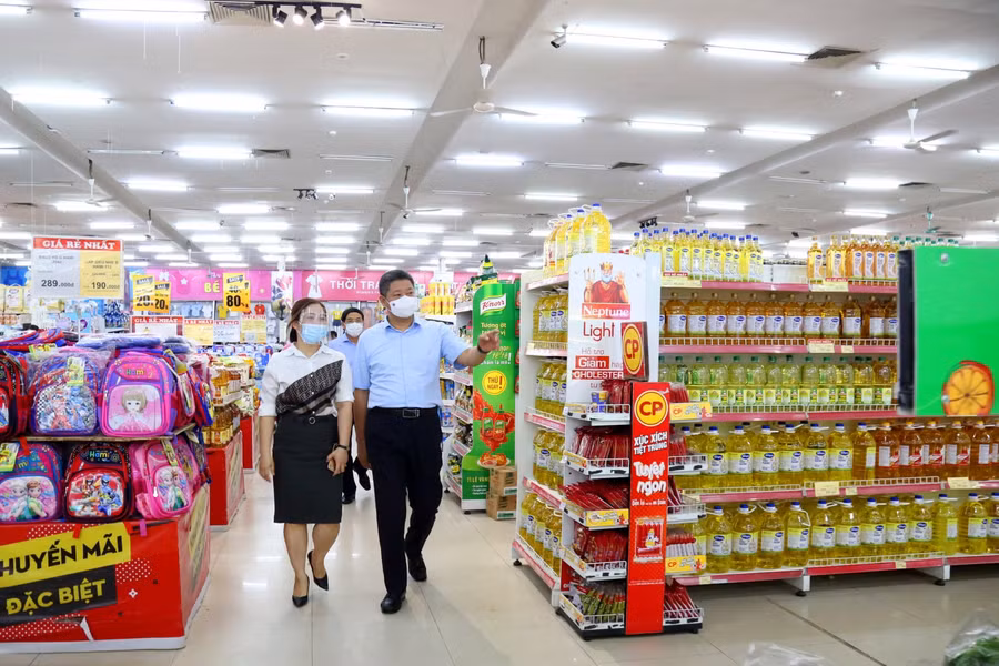 Đại diện Siêu thị Lan Chi khẳng định sẽ cung cấp đầy đủ các mặt hàng thiết yếu phục vụ nhu cầu tiêu dùng của người dân.