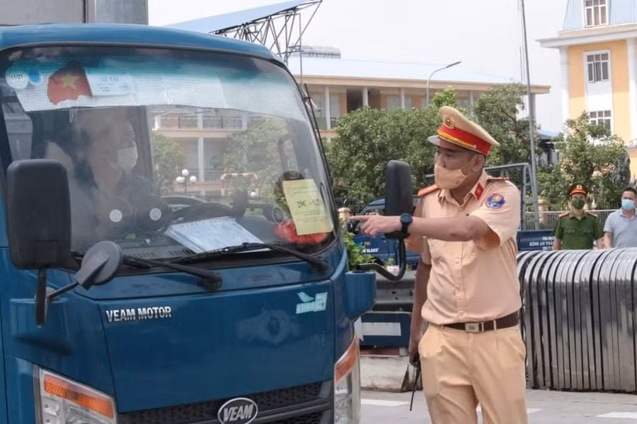 Phân luồng cho lái xe di chuyển qua chốt kiểm soát dịch.