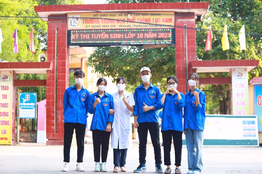 Lực lượng tình nguyện viên có mặt sớm để hỗ trợ thí sinh .