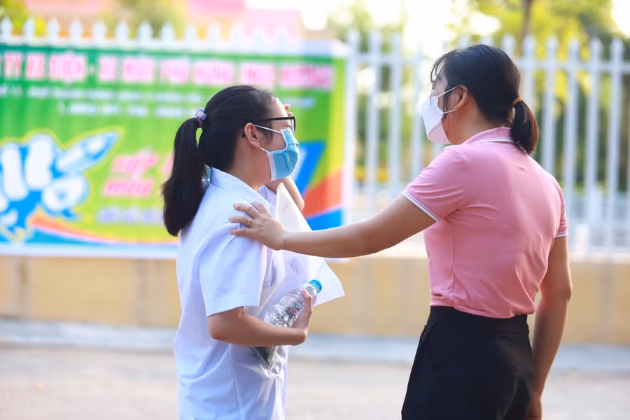 Phụ huynh động viên thí sinh thoải mái bước vào môn thi cuối cùng.