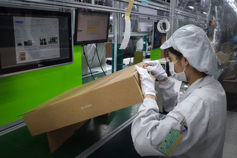 Người lao động thực hiện nghiêm công tác phòng dịch. (Ảnh Giang Đông).