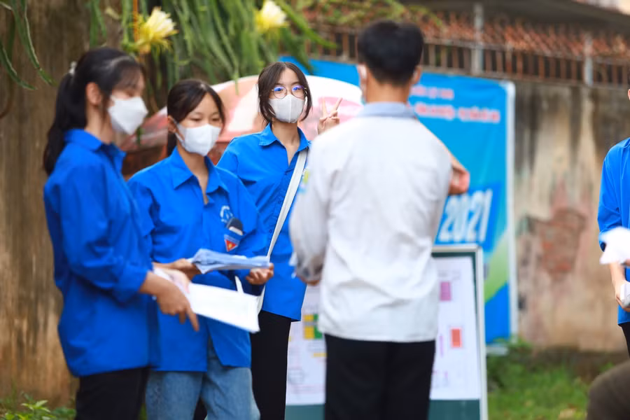 Thí sinh được tình nguyện viên hướng dẫn, hỗ trợ ngay từ khu vực cổng trường.