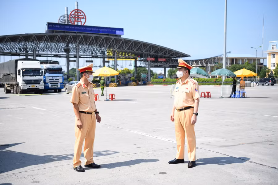 Thiếu tướng Nguyễn Văn Trung, Cục trưởng Cục CSGT (Bộ Công an) đã đến kiểm tra công tác PCD Covid-19 tại chốt kiểm soát trên tuyến cao tốc Pháp Vân - Cầu Giẽ - Ninh Bình.