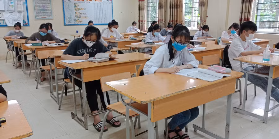 Học sinh lớp 9 tại huyện Việt Yên trở lại trường ôn tập, đảm bảo phòng dịch Covid-19.