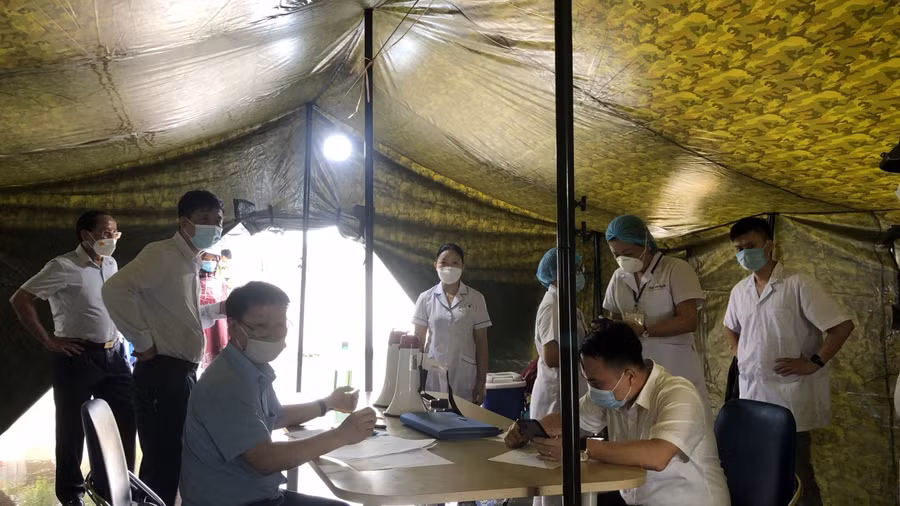 Khu vực hành lang tòa nhà chung cư được trưng dụng làm khu vực khai báo ý tế, thực hiện công tác phòng chống dịch.