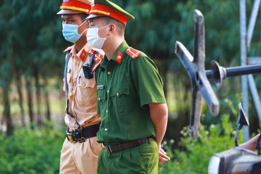 Lực lượng an ninh có mặt sớm tổ chức phân luồng, đảm bảo an ninh trật tự khu vực điểm thi.