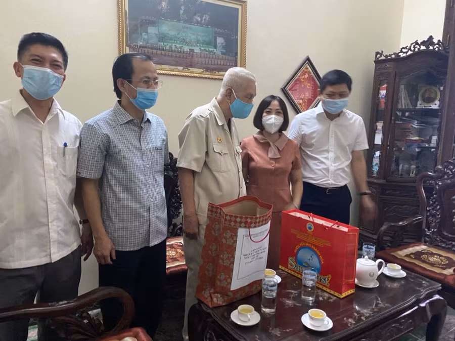 Ông Tạ Nam Chiến, Chủ tịch UBND quận Ba Đình thăm tặng quà Thiếu tướng Nguyễn Văn Ninh.