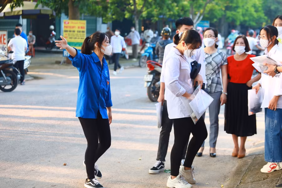 Hướng dẫn thí sinh, phụ huynh không tụ tập đông người phòng dịch Covid-19.