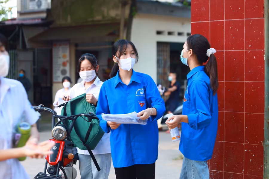 Lực lượng thanh niên tình nguyện có mặt sớm tại điểm thi hỗ trợ thí sinh.