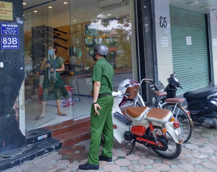 Công an phường Yên Hòa tuyên truyền nhắc nhở người dân thực hiện quy định phòng dịch.