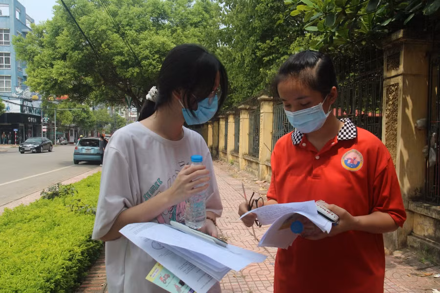 Thí sinh hào hứng xem lại phần bài thi cùng bạn.