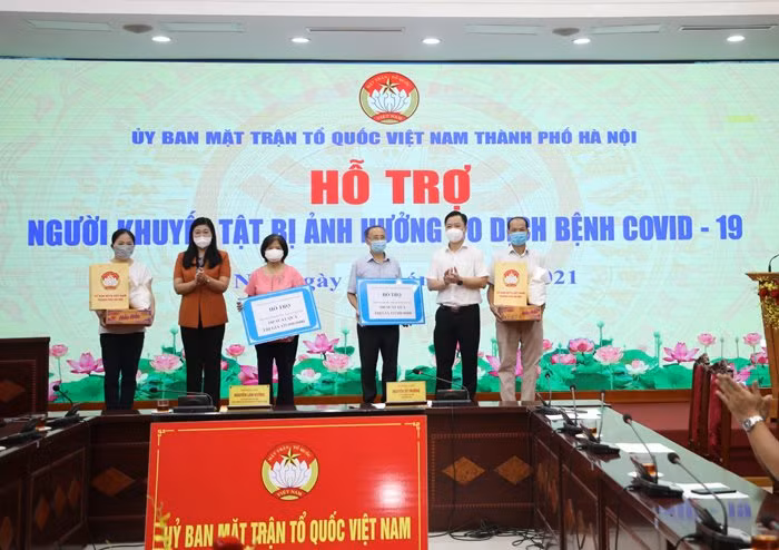 Chủ tịch Ủy ban MTTQ Việt Nam TP. Hà Nội Nguyễn Lan Hương trao hỗ trợ cho Hội Người mù và Hội Người khuyết tật Thành phố.