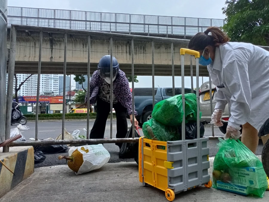 Cơ quan chức năng đã thiết lập hàng rào phong tỏa ra vào tòa nhà.