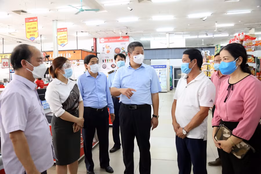 Phó Chủ tịch UBND Thành phố Nguyễn Mạnh Quyền tại buổi kiểm tra.