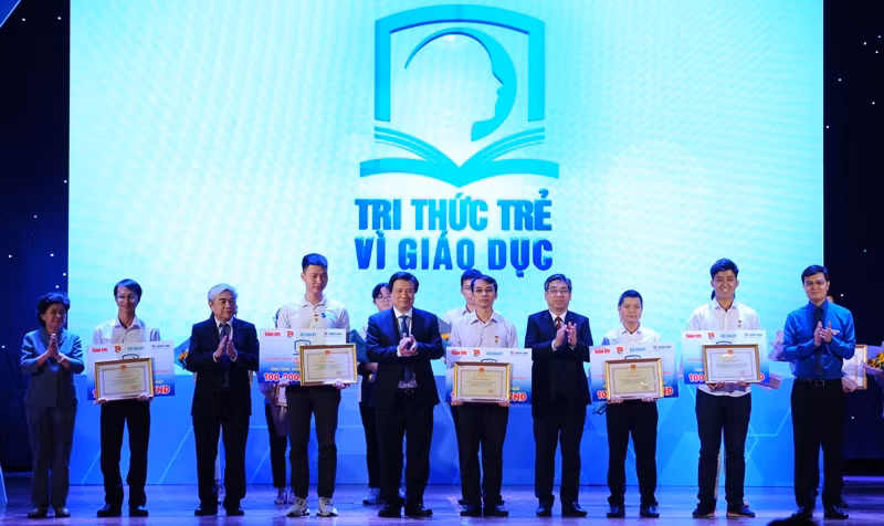 Thứ trưởng Nguyễn Hữu Độ, Bí thư Trung ương Đoàn - Bùi Quang Huy trao giải thưởng cho các tác giả đoạt giải.