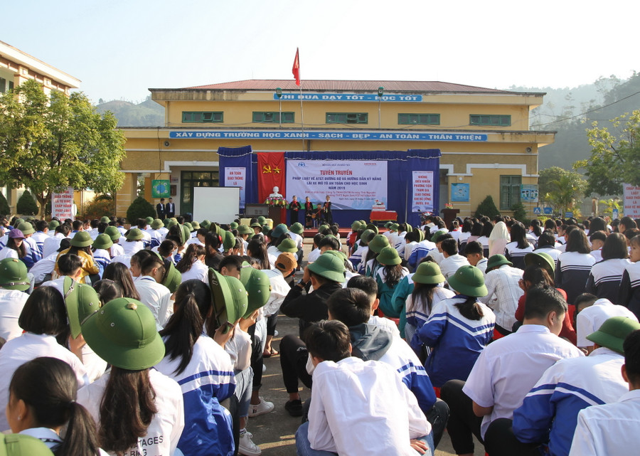 Học sinh miền núi hào hứng với buổi tập huấn kĩ năng lái xe an toàn ảnh 3