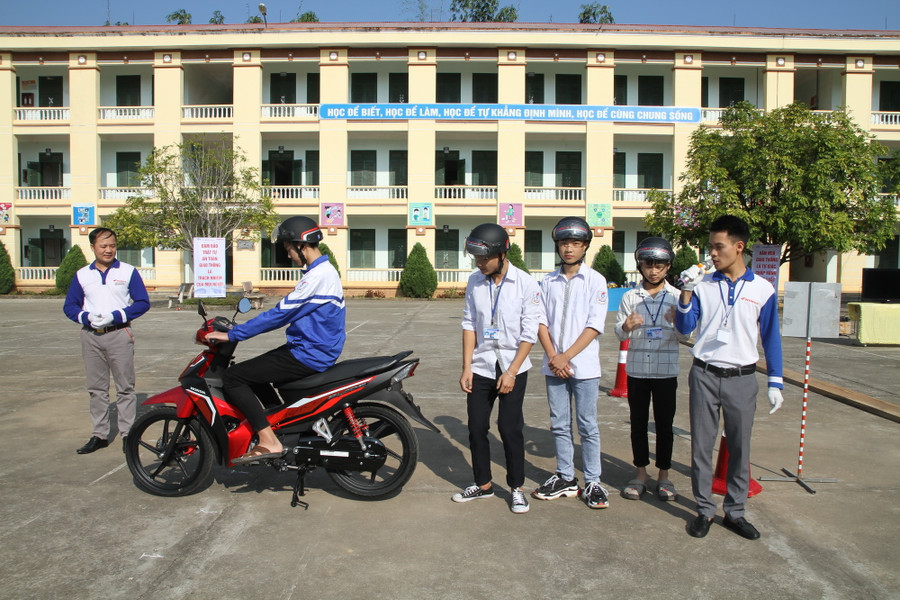 Học sinh miền núi hào hứng với buổi tập huấn kĩ năng lái xe an toàn ảnh 4