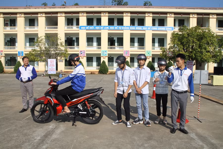 Học sinh miền núi hào hứng với buổi tập huấn kĩ năng lái xe an toàn ảnh 4