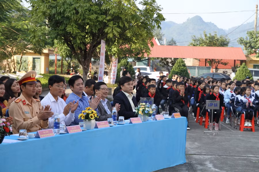 Học sinh miền núi hào hứng với buổi tập huấn kĩ năng lái xe an toàn ảnh 1