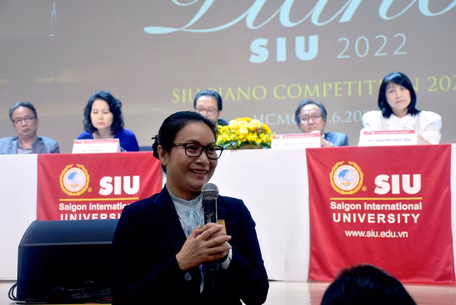 Bà Trần Thị Lan Chi - Trưởng ban tổ chức cuộc thi phát biểu.