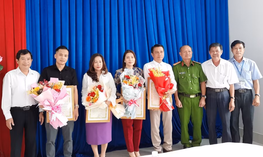 Ông Phạm Ngọc Hải - Giám đốc Sở GD&amp;ĐT cùng Đại tá Trần Văn Luận - Phó Giám đốc Công an tỉnh trao thư cảm ơn và tặng hoa đến các mạnh thường quân.