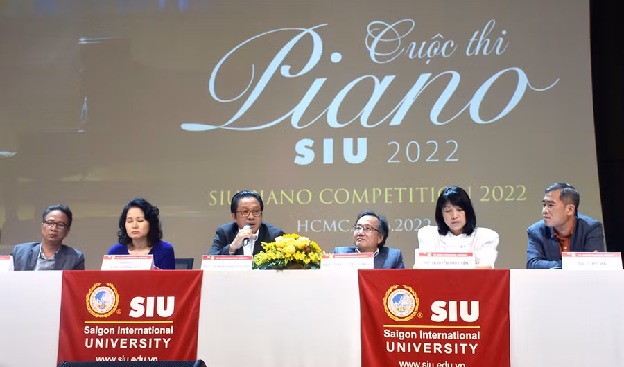 NSƯT. Hoàng Ngọc Long - Quyền Giám đốc Nhạc viện TPHCM, Trưởng Ban giam khảo SIU Piano Competition phát biểu tại buổi họp báo.