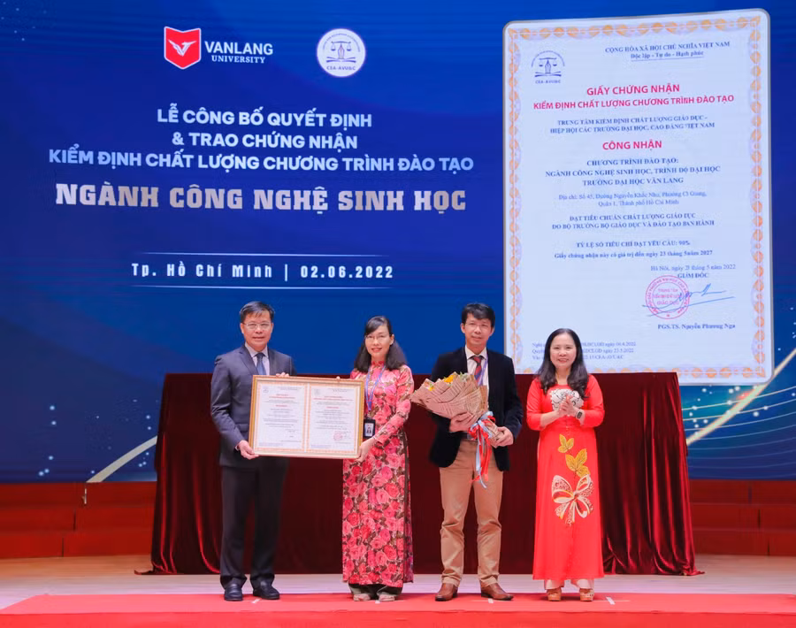 Đại diện Ban tổ chức trao giấy chứng nhận đạt chuẩn kiểm định chất lượng quốc gia đối với ngành Công nghệ sinh học của VLU.