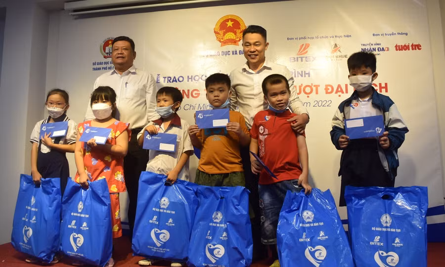 Đại diện Tập doàn BITEX và Sở Sở Giáo dục và Đào tạo Thành phố Hồ Chí Minh trao học bổng, quà cho các em học sinh.