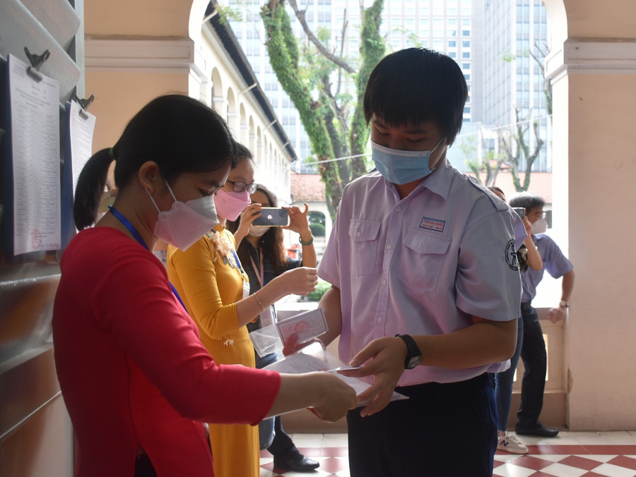 Thi sinh tại điểm thi Trường THPT chuyên Lê Hồng Phong làm thủ tục vào phòng thi.