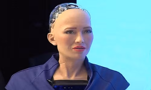 Robot Sophia trò chuyện với trưởng đặc khu Hong Kong 