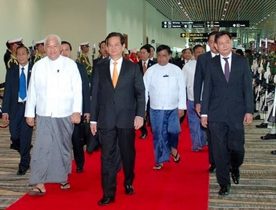 Thủ tướng đến Myanmar dự Hội nghị Cấp cao ASEAN 24 