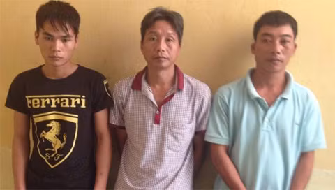 Hào (giữa) cùng 2 nhân viên bị tạm giữ điều tra