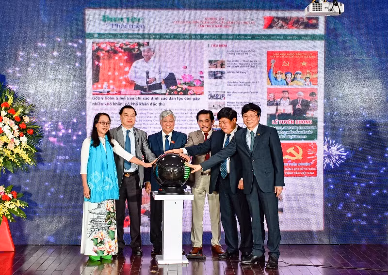 Bộ trưởng, Chủ nhiệm Đỗ Văn Chiến cùng các đại biểu bấm nút khai trương Báo Điện tử Dân tộc và Phát triển