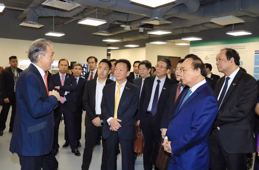 Ông Đỗ Quang Hiển, Chủ tịch HĐQT kiêm Tổng Giám đốc Tập đoàn T&amp;T Group tháp tùng Thủ tướng Chính phủ Nguyễn Xuân Phúc đến thăm Công ty Thành phố chuỗi cung ứng (Supply Chain City) của Tập đoàn YCH vào tháng 4/2018.