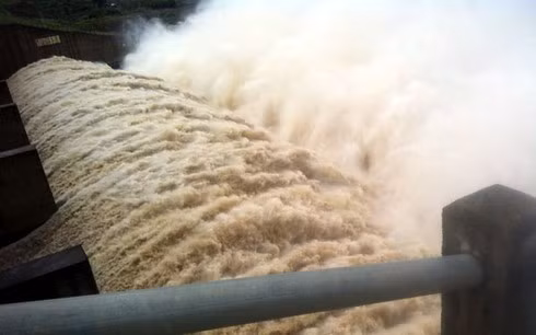 Thủy điện xả lũ là cú "đánh bồi" liên tiếp khiến lũ chồng lũ