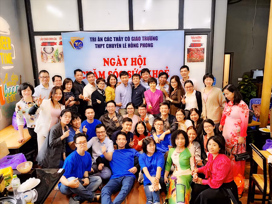 Các bác sĩ, nhân viên y tế, tình nguyện viên ... là các cựu học sinh trường chuyên Lê Hồng Phong - Nam Định trong ngày hội chăm sóc sức khỏe thầy cô