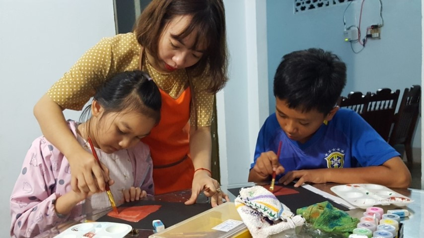 Cô Hương dạy vẽ cho các em nhỏ để có thêm kinh phí làm từ thiện. Cô Hương dạy vẽ cho các em nhỏ để có thêm kinh phí làm từ thiện.