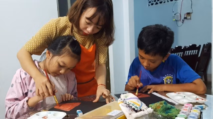 Cô Hương dạy vẽ cho các em nhỏ để có thêm kinh phí làm từ thiện.
