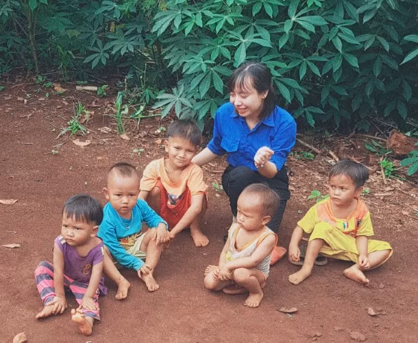 Thời gian rảnh rỗi cô xuống các buôn làng trò chuyện, nắm bắt tâm lý học sinh.