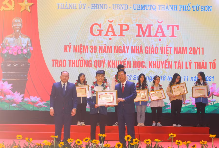 Ông Lê Xuân Lợi - Tỉnh ủy viên, Bí thư Thành ủy Từ Sơn (bên phải ảnh) và ông Hoàng Bá Huy - Chủ tịch UBND thành phố Từ Sơn biểu dương, trao bằng khen cho học sinh giỏi.