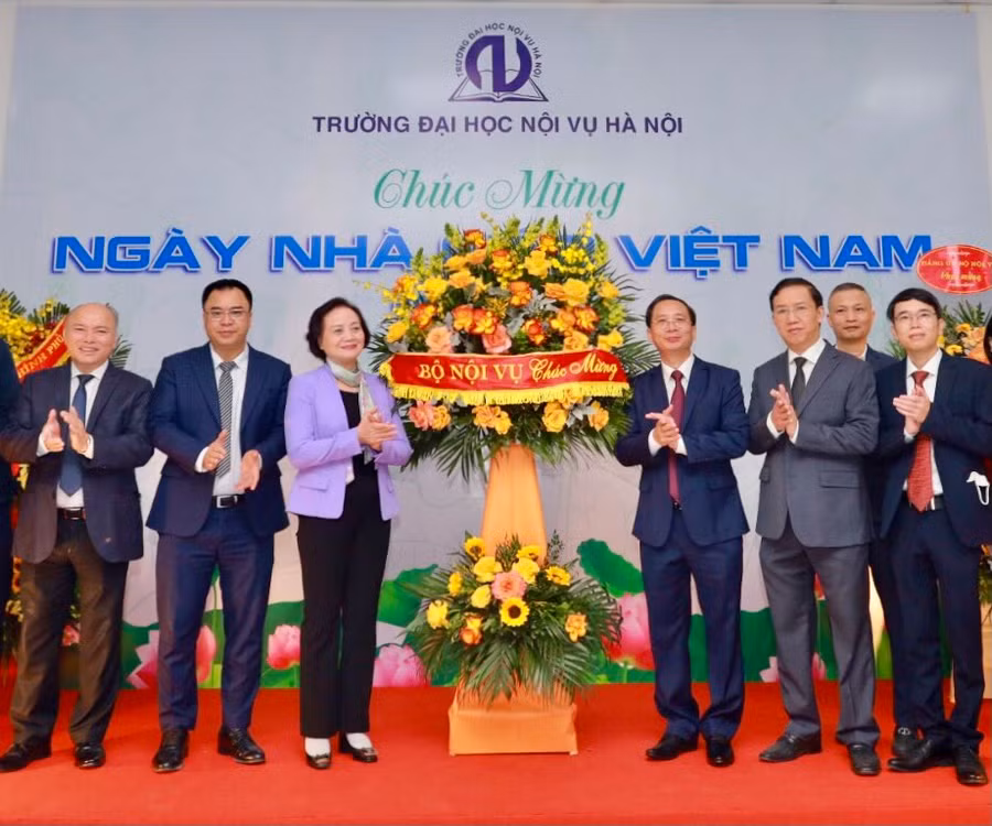 Bộ trưởng Bộ Nội vụ Phạm Thị Thanh Trà về tặng hoa, chúc mừng khai giảng và Ngày Nhà giáo Việt Nam. 