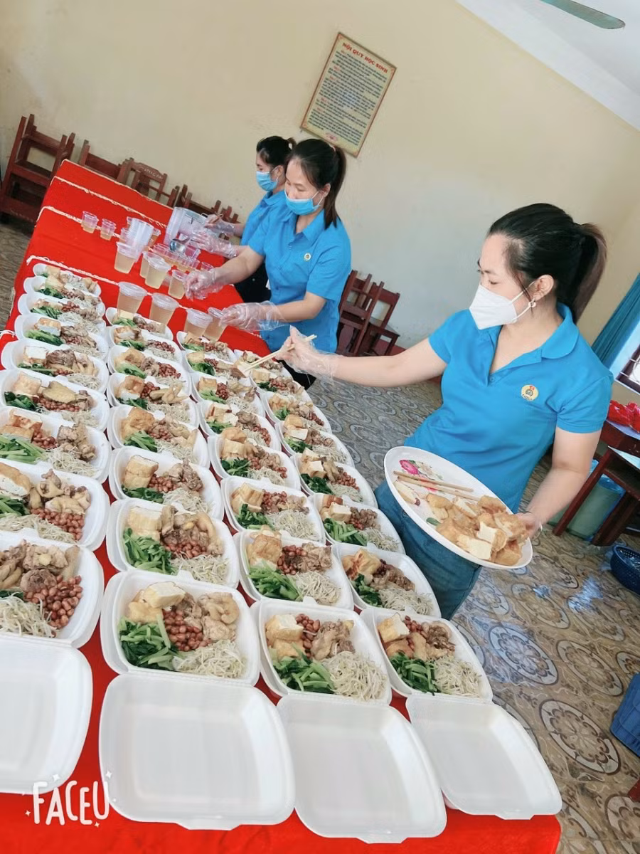 Cán bộ, giáo viên trường Mầm non Đồng Tiến nấu ăn, phục vụ tại khu cách ly số 23.