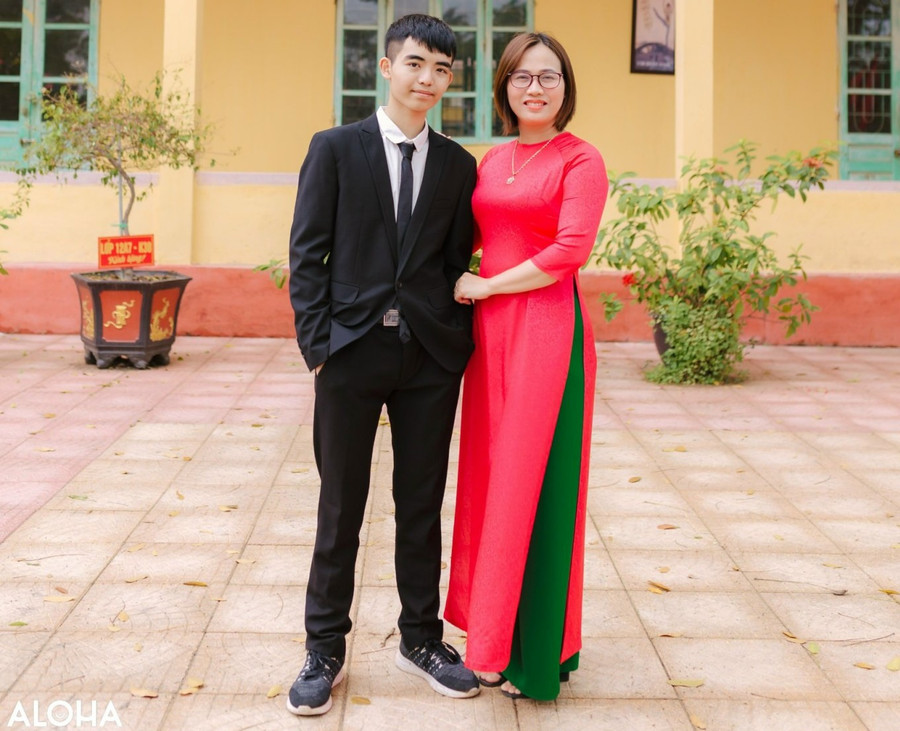  Cô Đoàn Thị Thuý và em Thân Trọng An - Thủ khoa khối A1.