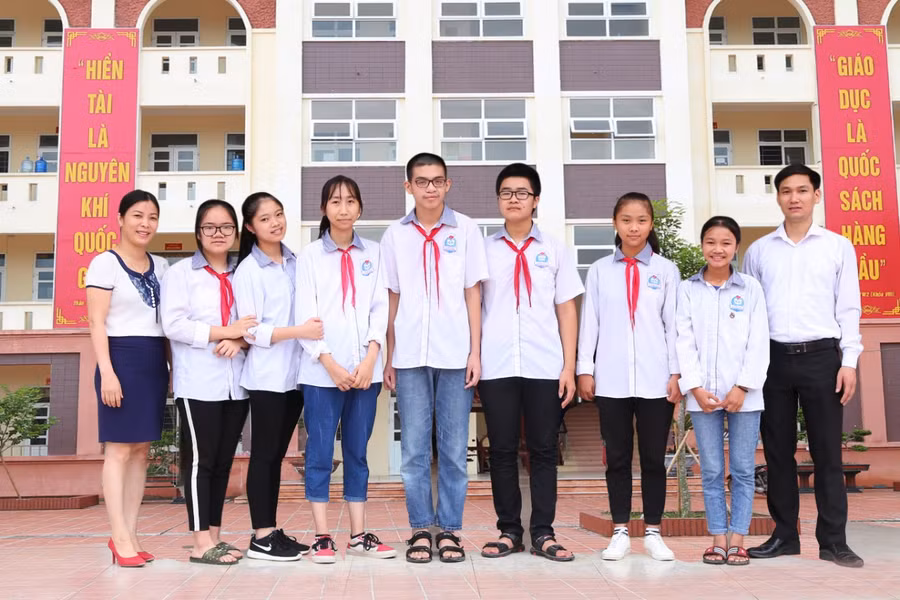 Thầy Nguyễn Văn Hùng - Phó Hiệu trưởng Trường THCS thị trấn Thắng chụp ảnh lưu niệm với học sinh.