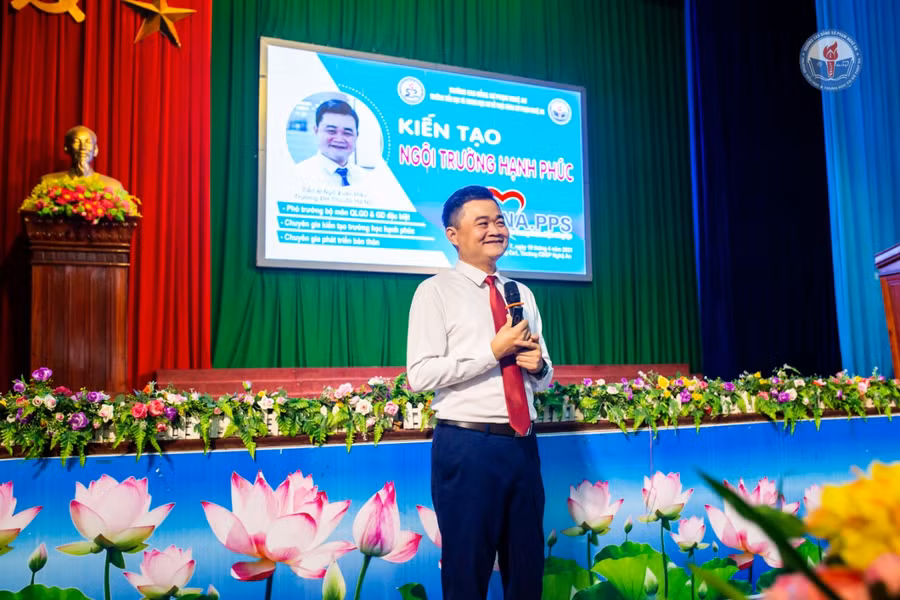 Thầy Ngô Xuân Hiếu tập huấn chủ đề kiến tạo ngôi trường hạnh phúc.