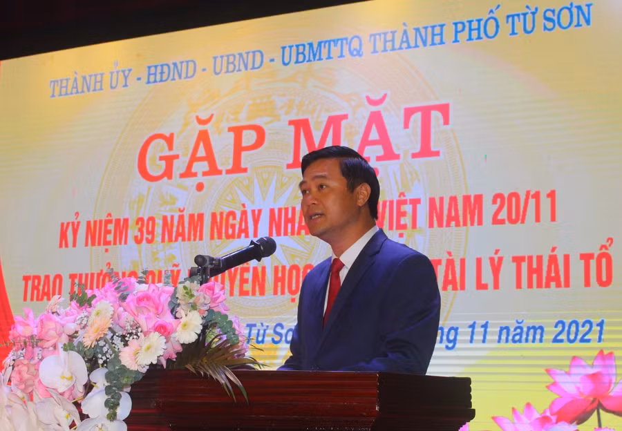 Ông Lê Xuân Lợi - Tỉnh ủy viên, Bí thư Thành ủy Từ Sơn dự và phát biểu tại buổi gặp mặt.