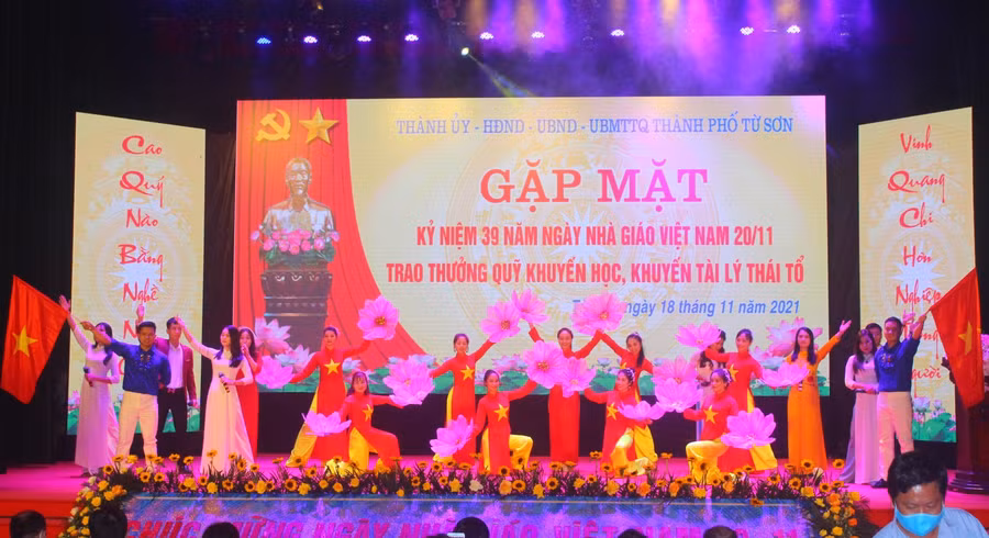 Văn nghệ với những ca khúc về thầy cô giáo chào mừng tại buổi gặp mặt. 