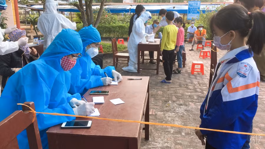 Giáo viên hỗ trợ y tế lấy mẫu xét nghiệm, khai báo y tế, tổng hợp xét nghiệm...